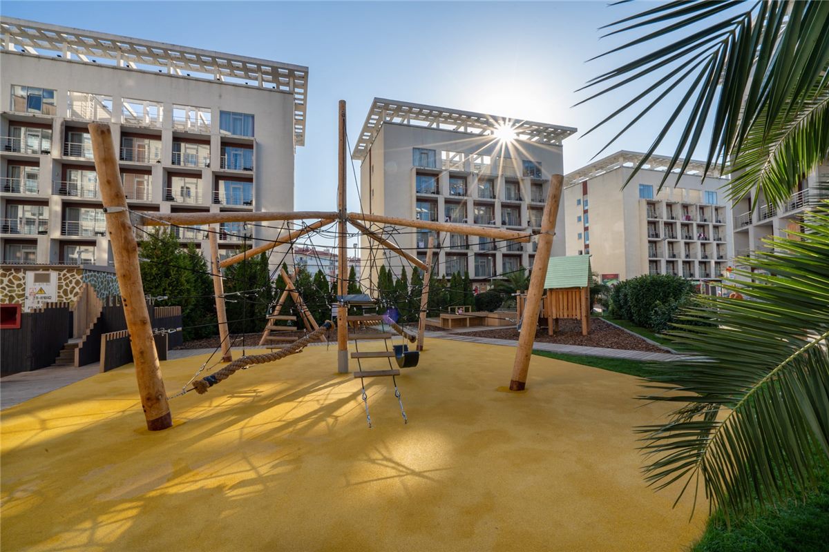 Детская площадка с сенсорными зонами в Bridge Resort — фото 6