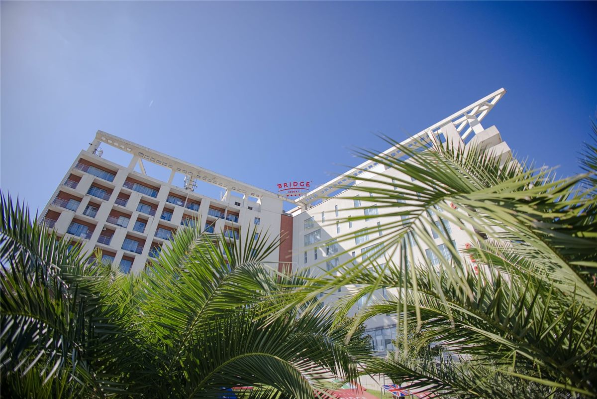 Главный корпус-«лайнер» Bridge Resort в Сириусе — фото 1