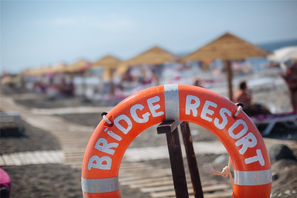 Оборудованный пляж Bridge Resort в Имеретинской низменности — фото 12