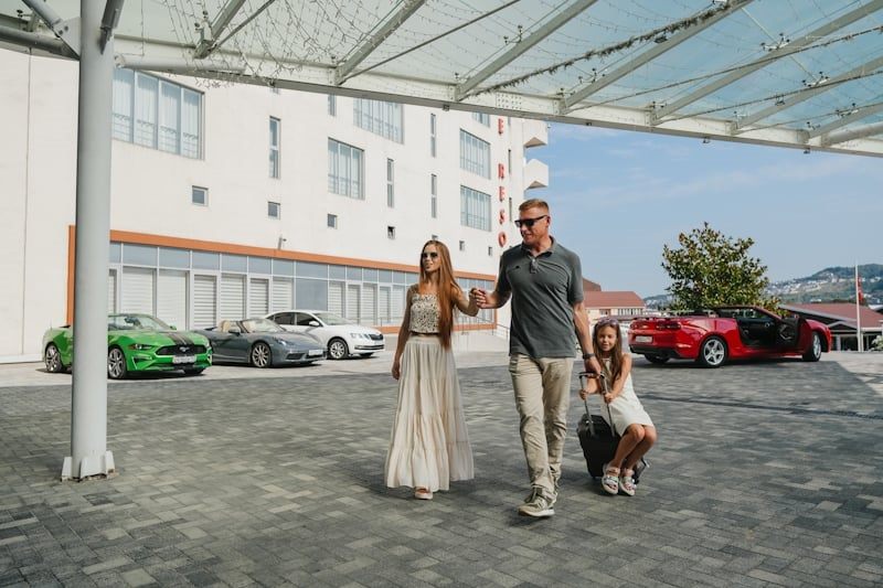 Прокат автомобилей в холле главного корпуса